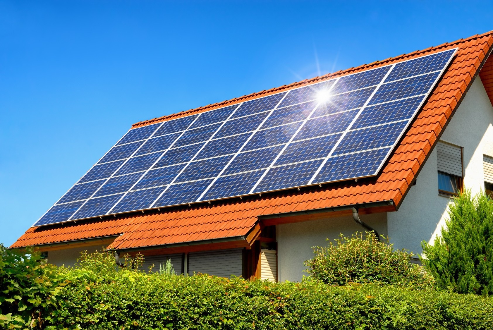 Impianto fotovoltaico sul tetto di una villa